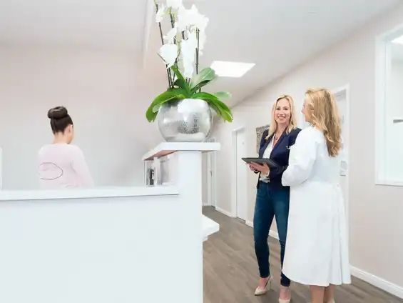 Beraterin und Ärztin im Gespräch